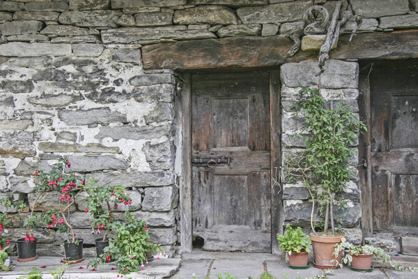 Unpaved walls made of natural stone determine the landscape of many villages in the Ticino