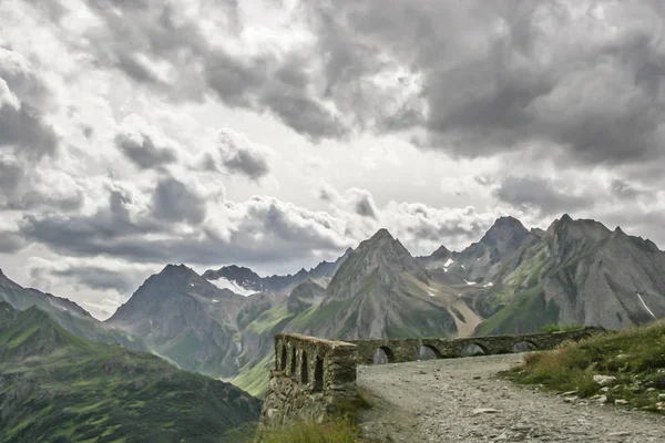 Старая горная дорога в долине Формацца — стоковое фото