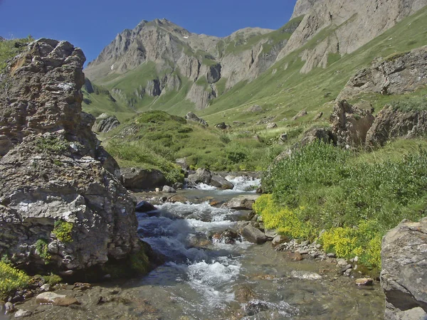 Berg idylle in het Italiaanse Formazza-dal — Stockfoto