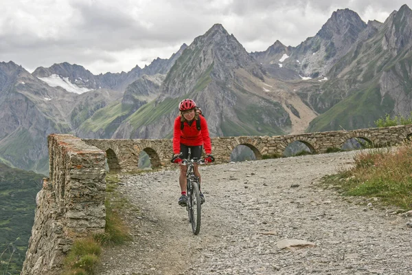Mountainbiken en el valle Formazza — Foto de Stock