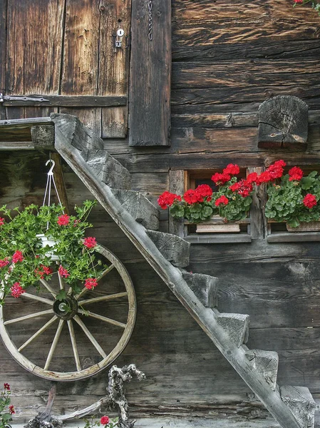 Versierd met bloemen huis detail in Goms — Stockfoto