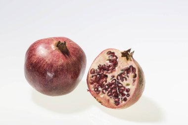 Beyaz arkaplanda nar