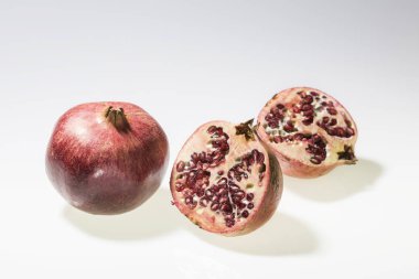 Beyaz arkaplanda nar