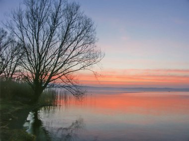 Göl Bolsena güneş doğarken