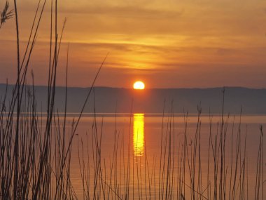Göl Bolsena güneş doğarken