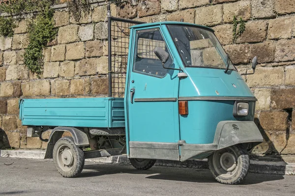 Üç tekerlekli bisiklet İtalyan yetenek ile — Stok fotoğraf