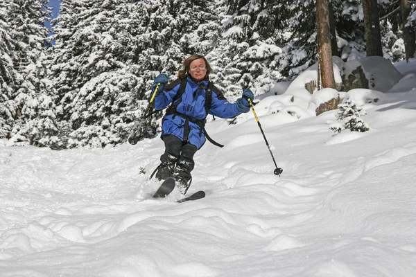 Départ à travers la neige profonde — Photo