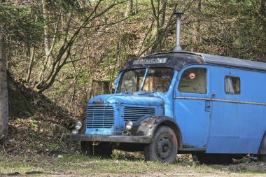 Ormandaki eski karavan