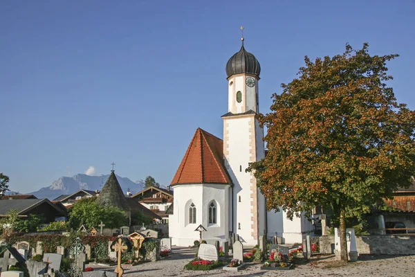 마을 교회와 묘지 — 스톡 사진