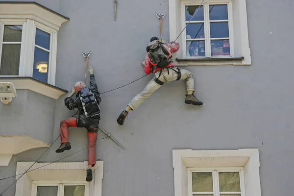 Curious facade climber — Stock Photo, Image