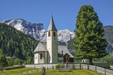 Dolomites Köyü Kilisesi