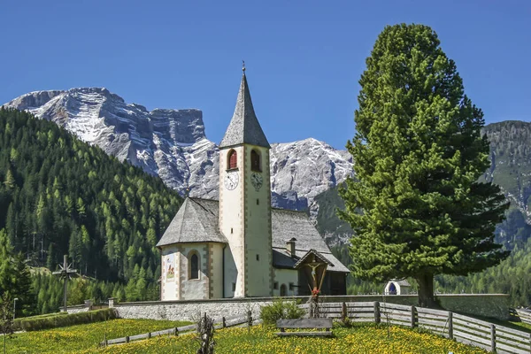 多洛米蒂山的村庄教会 — 图库照片