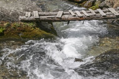 Dağ dere ile yaya köprüsü