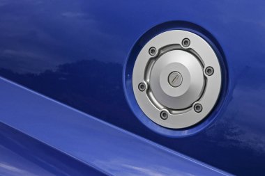 Mavi bir araba tank açılışı