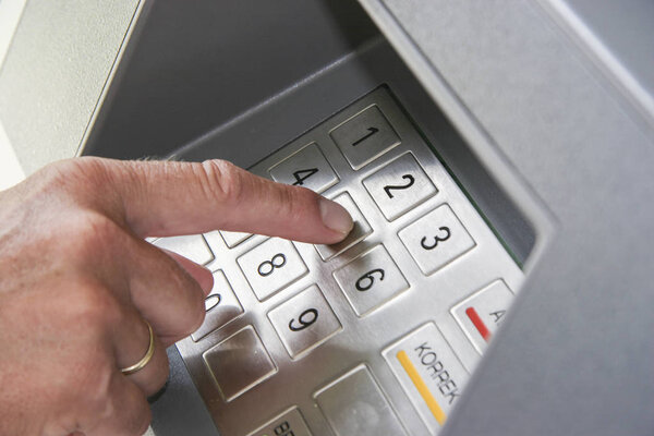 Operating the cash dispenser