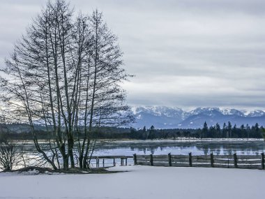 Göl Kirchsee kışın