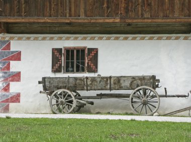 Ormandaki eski karavan