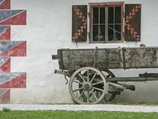 Ormandaki eski karavan — Stok fotoğraf