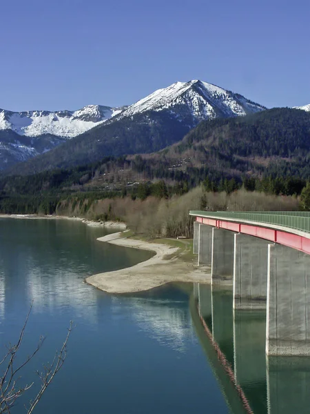 Ponte sobre o lago do reservatório Sylvenstein — Fotografia de Stock