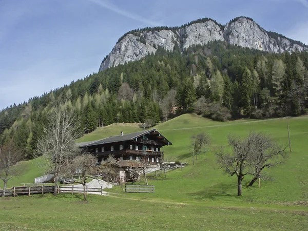 Fattoria con montagna imperatore — Foto Stock