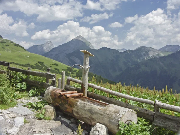 Holzbrunnen im Karwendel — Stockfoto