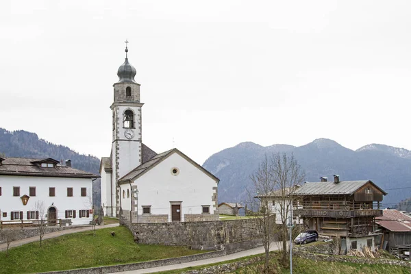 Sauris di sotto mit der Kirche des heiligen Oswald — Stockfoto