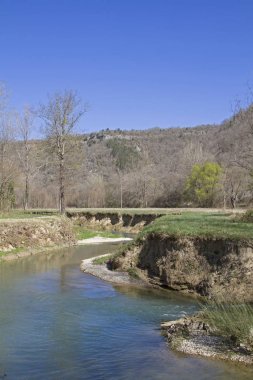 Mirna nehri boyunca yürü.
