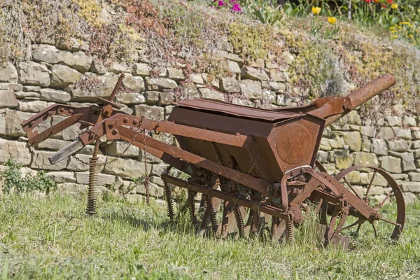 Vecchio aratro di ferro — Foto Stock