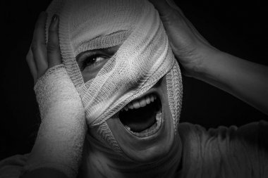 Baş bandaj ile yaralı kadın