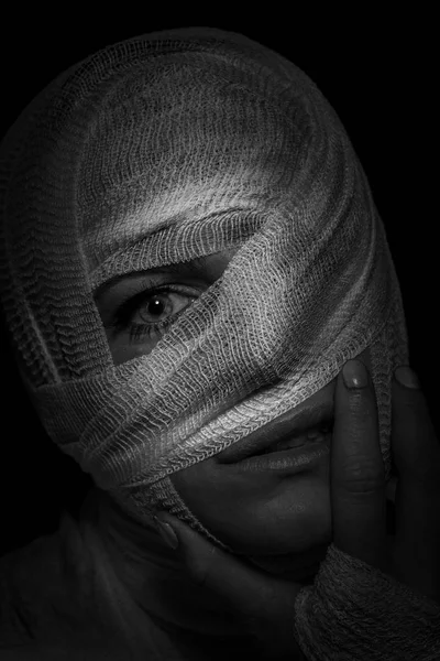 Baş bandaj ile yaralı kadın — Stok fotoğraf