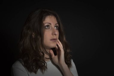 düşünceli bir görünüm ile kadın