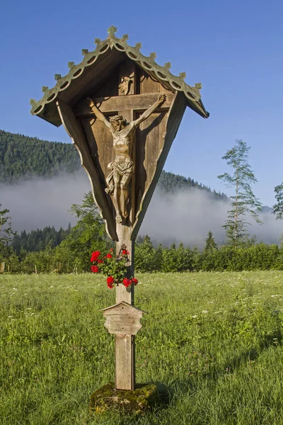 Croix idyllique à Jachenau — Photo