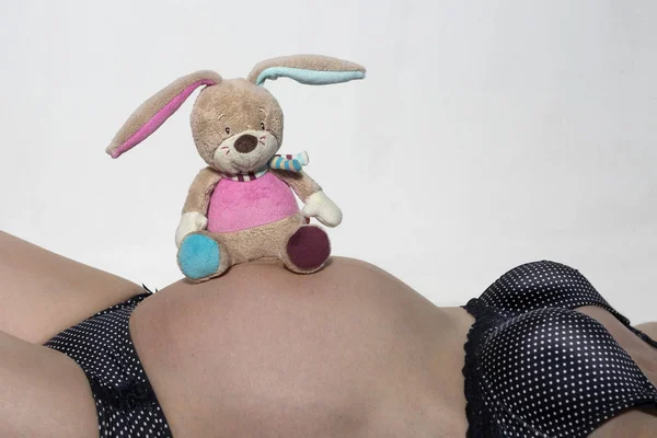 Bebis mage med små plysch leksak — Stockfoto