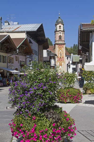 Boulevard in der Ortsmitte von Mittenwald — Stockfoto