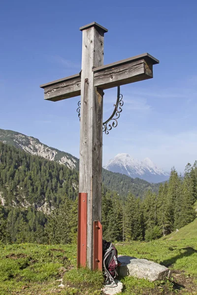 Dřevěný kříž v Karwendel — Stock fotografie
