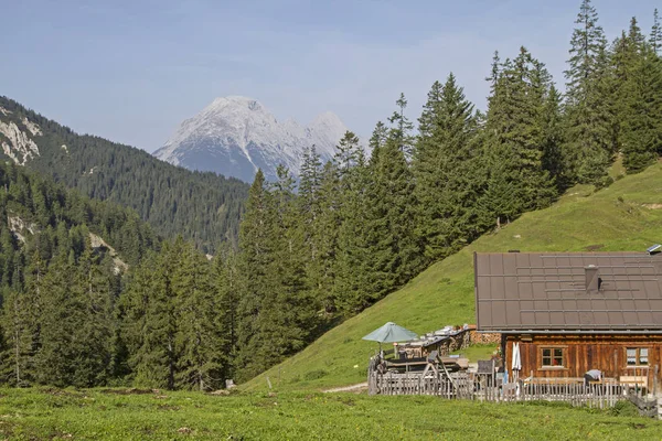 Oberbrunnalm en las montañas de Karwendel — Foto de Stock