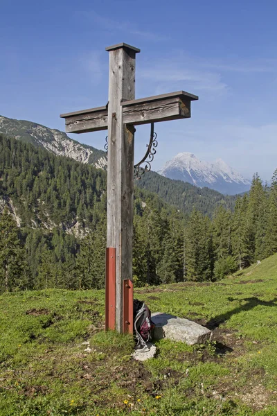 Houten kruis in Karwendel — Stockfoto