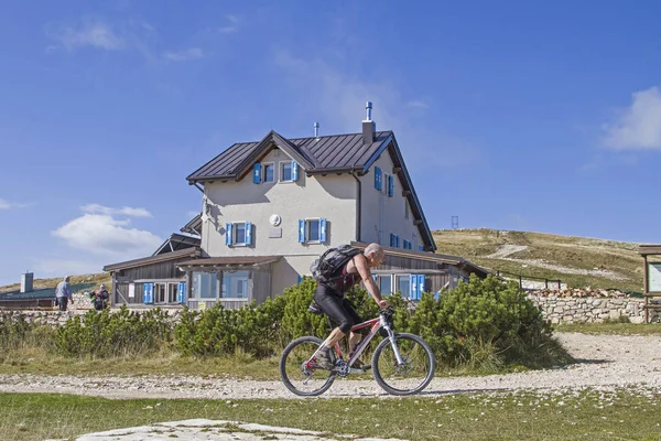 Damiano-chiesa Hütte im monte baldo — Stockfoto