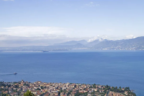 Con vistas al lago de Garda — Foto de Stock