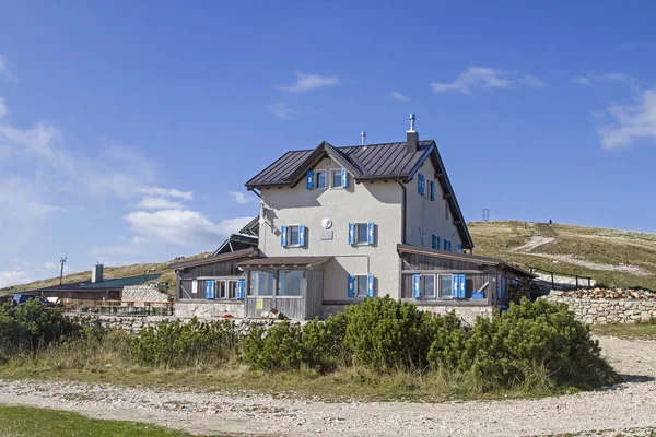 Damiano-Chiesa hut i området Monte Baldo — Stockfoto