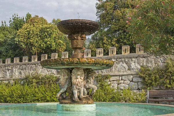 Idyllische fontein in Garda — Stockfoto
