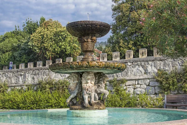 Idyllische fontein in Garda — Stockfoto