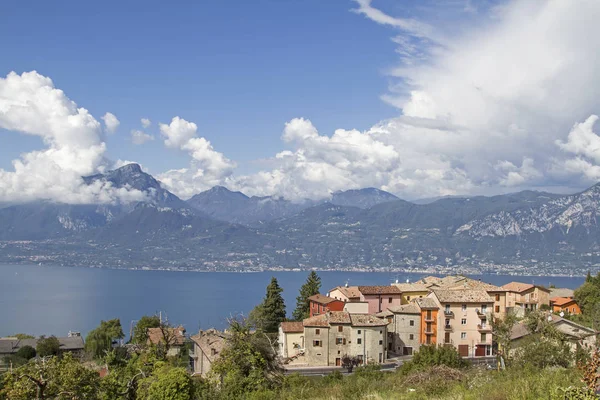 Grupo de casas en San Zeno di Montagna — Foto de Stock