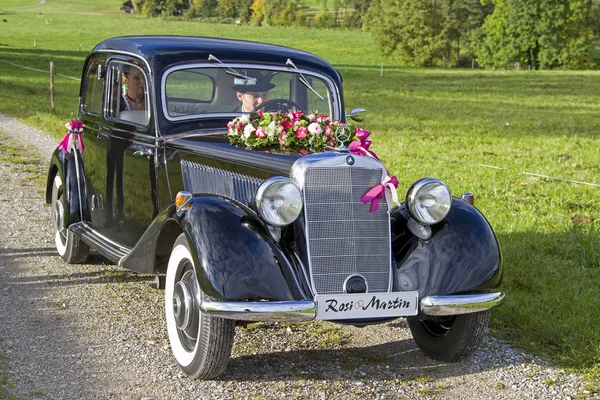 Nostalgie pur - mit dem Oldtimer zur Hochzeit — Stockfoto