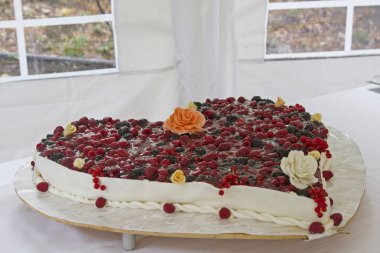 Geleneksel düğün pastası berry meyve ile tepesinde