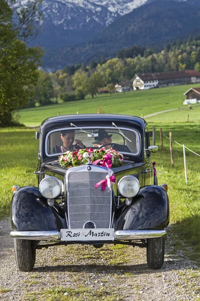 Pure nostalgia - with the classic car for the wedding — Stock Photo, Image