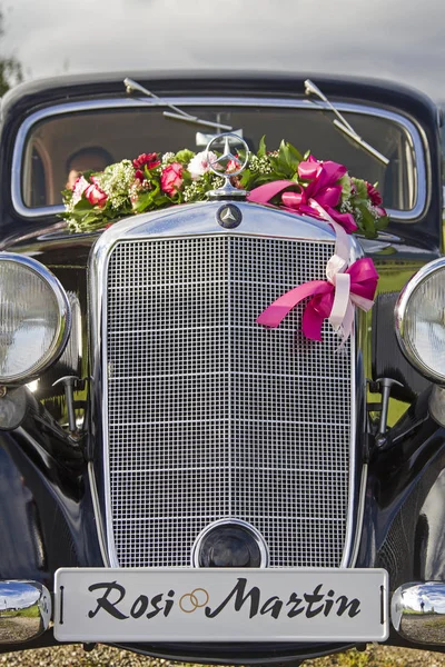 Nostalgie pur - mit dem Oldtimer zur Hochzeit — Stockfoto