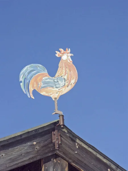 Windcock på gaveln av en koja — Stockfoto