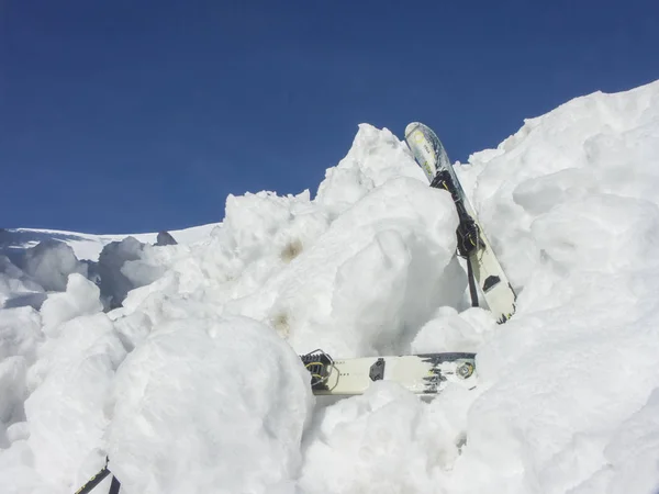 春の湿雪のなだれの雪崩コーン — ストック写真