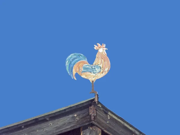 Windcock op de gevel van een hut — Stockfoto